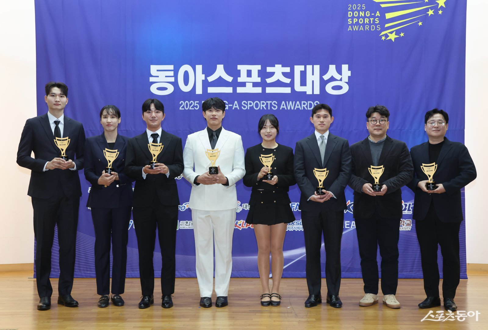 옥태훈(왼쪽에서 3번째)이 다른 종목 수상자들과 함께 포즈를 취하고 있다.