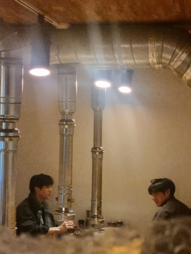 함께 고깃집에서 식사하고 있는 방탄소년단 뷔와 송강. 사진출처 : 온라인 커뮤니티