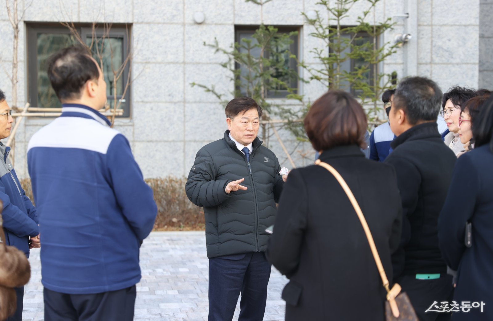 박승원 광명시장이 지난 2일 오후 광명제1R구역 재개발정비사업 ‘광명자이더샵포레나’ 현장을 찾아 준공 품질점검을 진행하며 외부위원 및 입주예정자들과 소통하고 있다. 사진제공|광명시