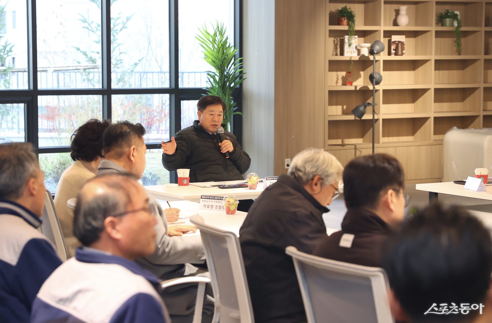 박승원 광명시장이 지난 2일 오후 광명제1R구역 재개발정비사업 ‘광명자이더샵포레나’ 현장을 찾아 공사 현황을 청취하며 품질관리와 안전관리에 최선을 다해줄 것을 당부하고 있다. 사진제공|광명시