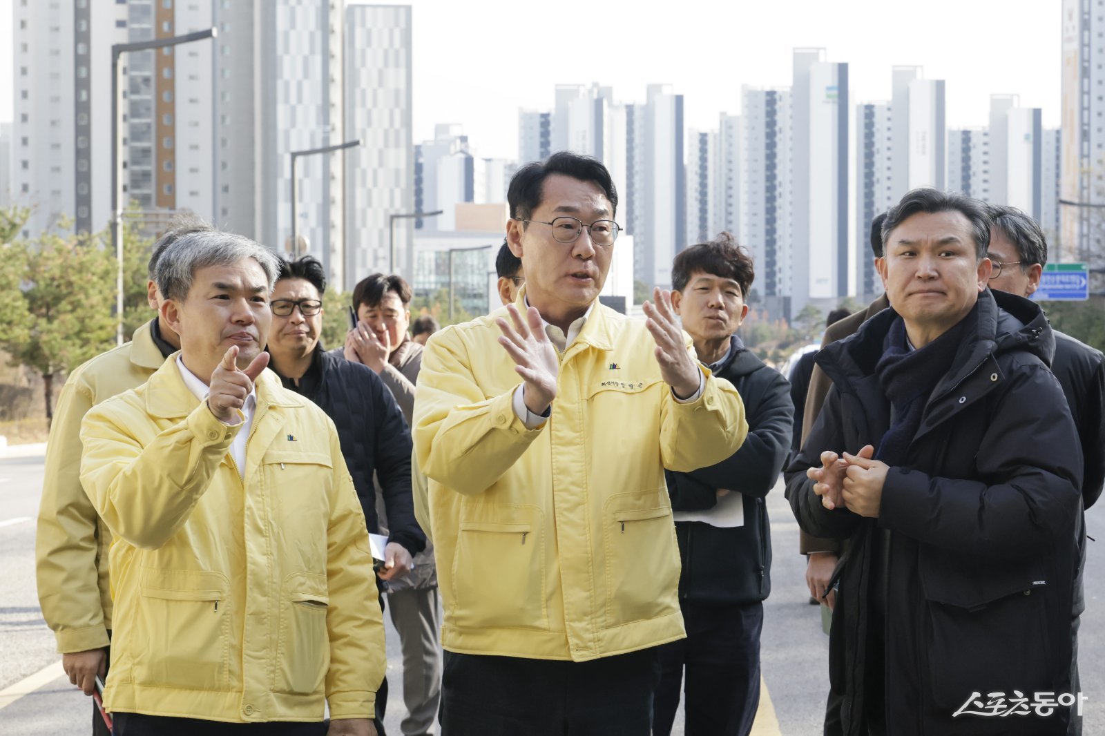 정명근 화성특례시장이 현장에서 정구원 제1부시장에게 동탄숲 생태터널 안전 확보 관련 지시사항을 하달하고 있다. 사진제공|화성시