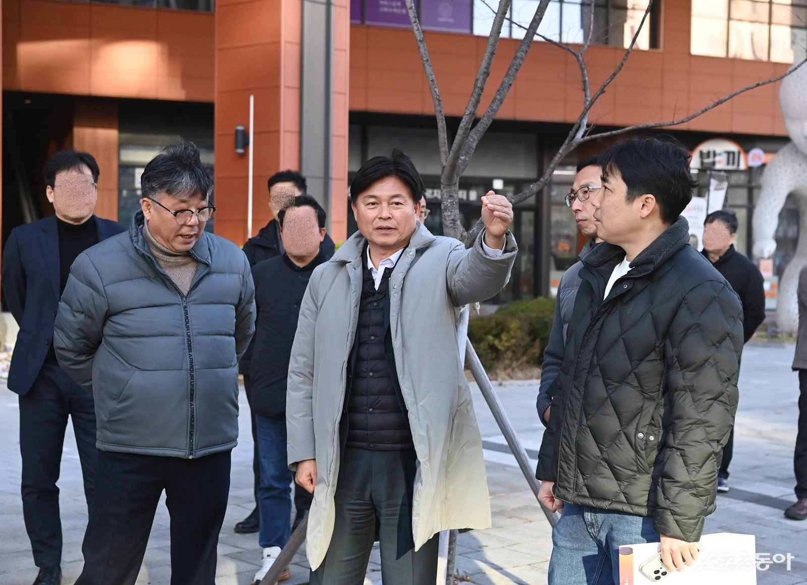 조용익 부천시장이 지난 1일 7호선 신중동역 GTX-B 환기구 공사 예정 현장을 둘러보고 있다. 사진제공｜부천시