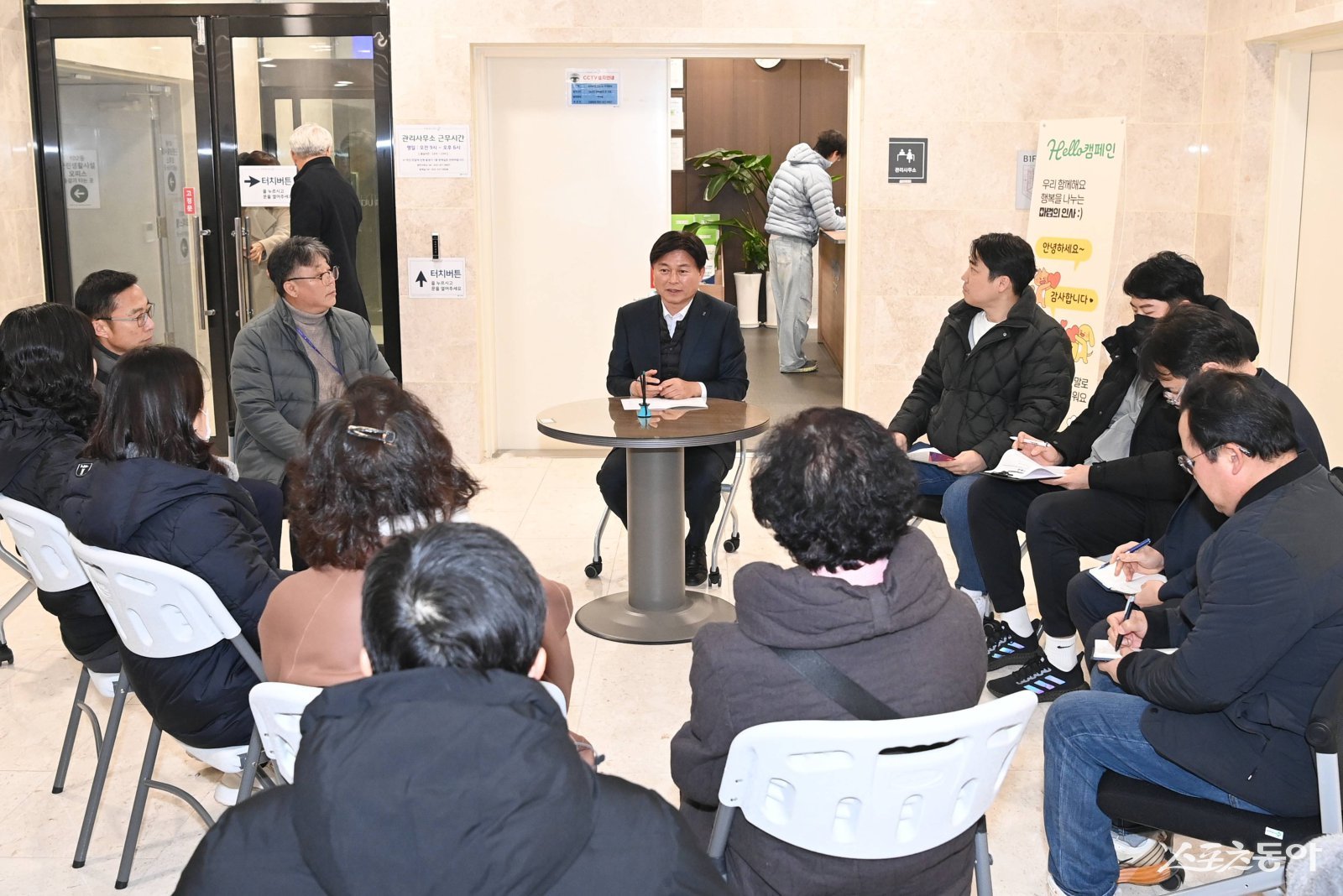 조용익 부천시장이 지난 1일, 7호선 신중동역 GTX-B 환기구 공사 예정 현장에서 시민을 만나 고충을 듣고 해결 방안에 대해 고민하는 자리를 가졌다. 사진제공｜부천시