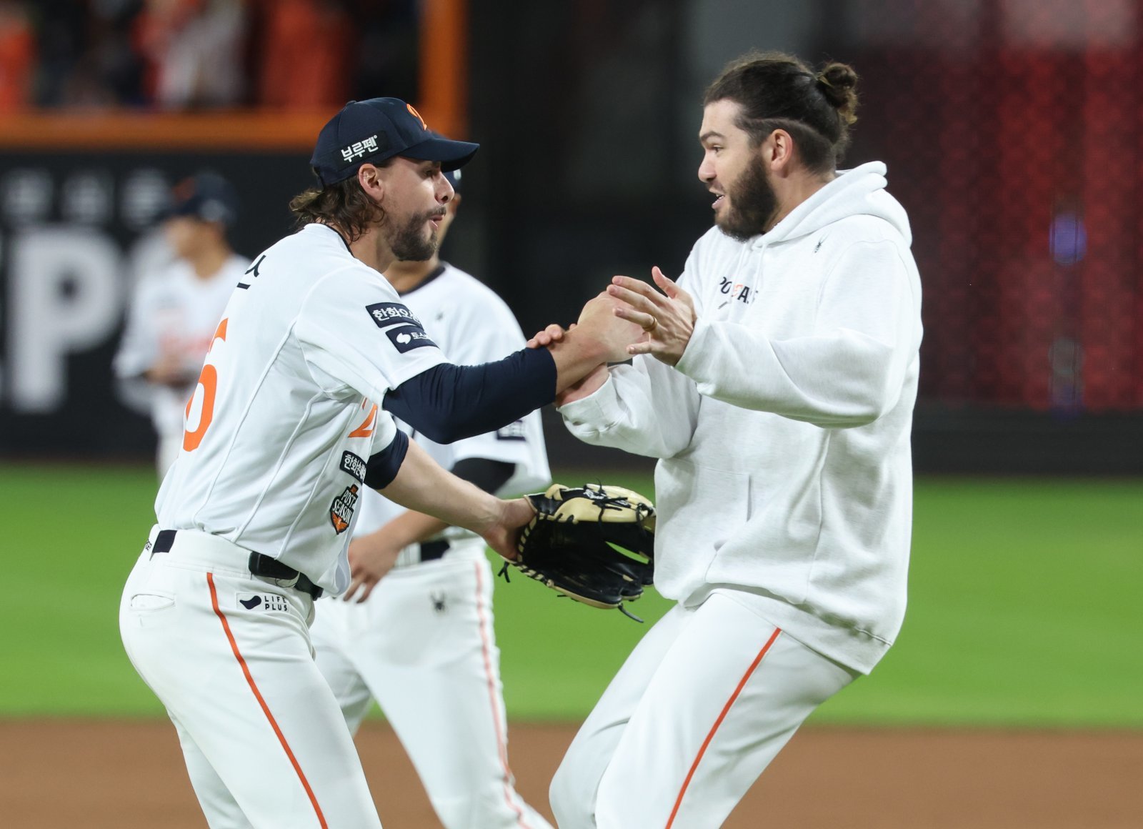 올해 한화 원투펀치로 활약한 코디 폰세(오른쪽)와 라이언 와이스가 내년부터는 모두 메이저리그(MLB)에서 뛴다. 폰세는 3일 토론토와 3년 3000만 달러, 와이스는 휴스턴과 1+1년 최대 1000만 달러에 계약했다. 뉴시스