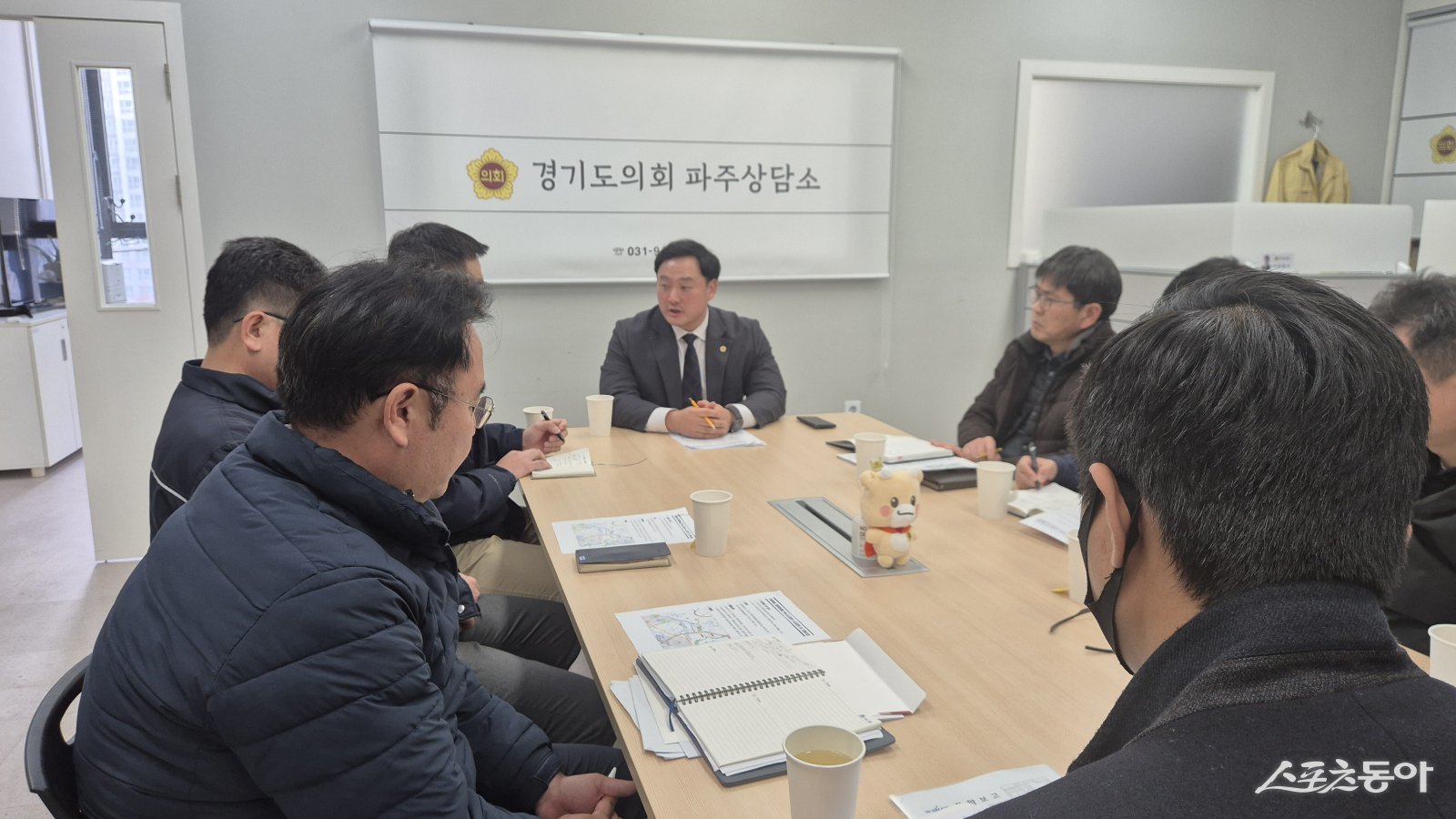 경기도의회 고준호 의원(국민의힘, 파주1)은 지난 2일, 지난달 30일 파주시 운정신도시 일원에서 발생한 수돗물 탁수 및 단수 사고와 관련해 긴급 대책회의를 잇달아 주재하며, LH와 파주시를 향해 책임 있는 조치를 강력히 촉구했다(회의 모습). 사진제공|고준호 의원