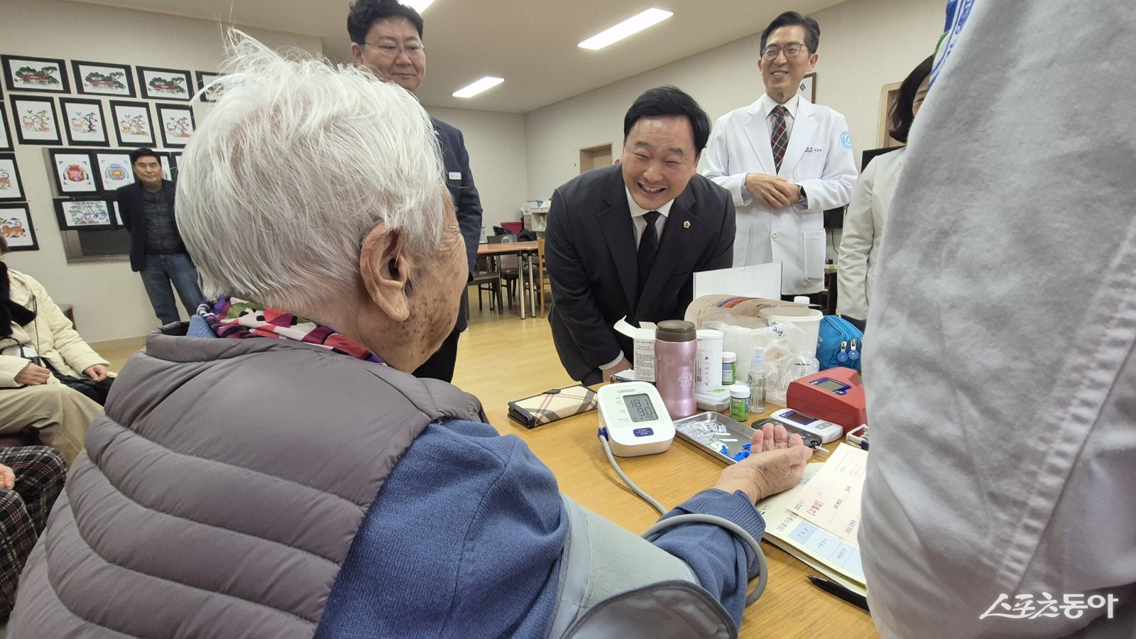 경기도의회 고준호 의원(국민의힘, 파주1)은 지난 2일 파주시 운정해솔마을6단지 아파트 경로당에서 진행된 경기도의료원 무료이동진료센터 현장을 찾아, 실제 진료 과정과 운영 상황을 점검하고 주민 의견을 청취했다. 사진제공|고준호 의원