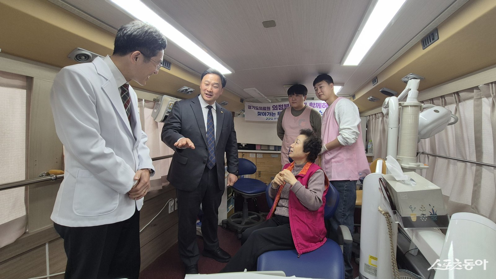 경기도의회 고준호 의원(국민의힘, 파주1)은 지난 2일 파주시 운정해솔마을6단지 아파트 경로당에서 진행된 경기도의료원 무료이동진료센터 현장을 찾아, 실제 진료 과정과 운영 상황을 점검하고 주민 의견을 청취했다. 사진제공|고준호 의원