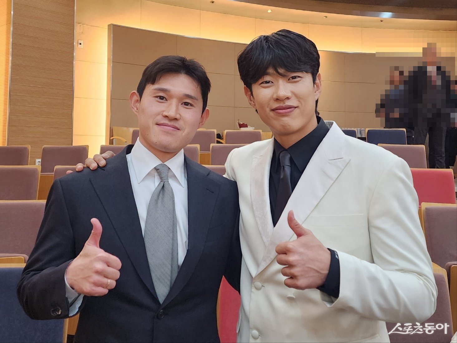 울산 이동경(왼쪽)과 키움 송성문이 2일 ‘2025 동아스포츠대상’ 시상식서 만나 포즈를 취하고 있다. 둘은 수상의 기운을 이어 세계 무대서 자신의 기량을 증명하고자 한다.｜박정현 기자