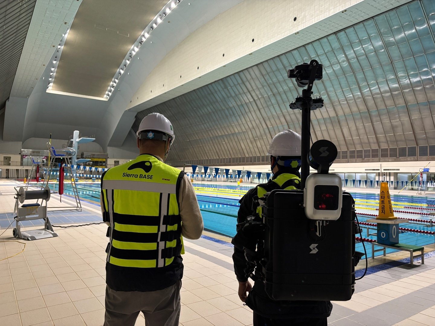 휴대형 장비를 활용해  체육시설 안전 점검을 하고 있다.