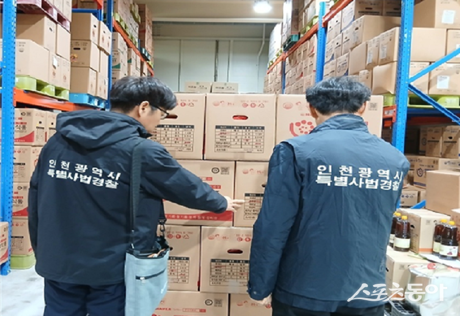 인천광역시(시장 유정복)는 지난 11월 3일부터 11월 28일까지 관내 김치 제조업소와 축산물 판매업체를 대상으로 ‘김장철 농‧축산물 불법유통 기획수사’를 실시해 6개 업체를 적발했다. 사진제공|인천시