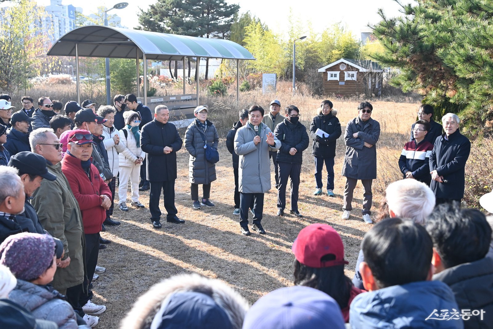 조용익 부천시장이 지난 2일 상동 영상문화단지에서 열린 ‘틈만나면, 현장속으로’ 에 참석해 파크골프장 설치에 대한 시민 의견을 청취하고 있다. 사진제공|부천시