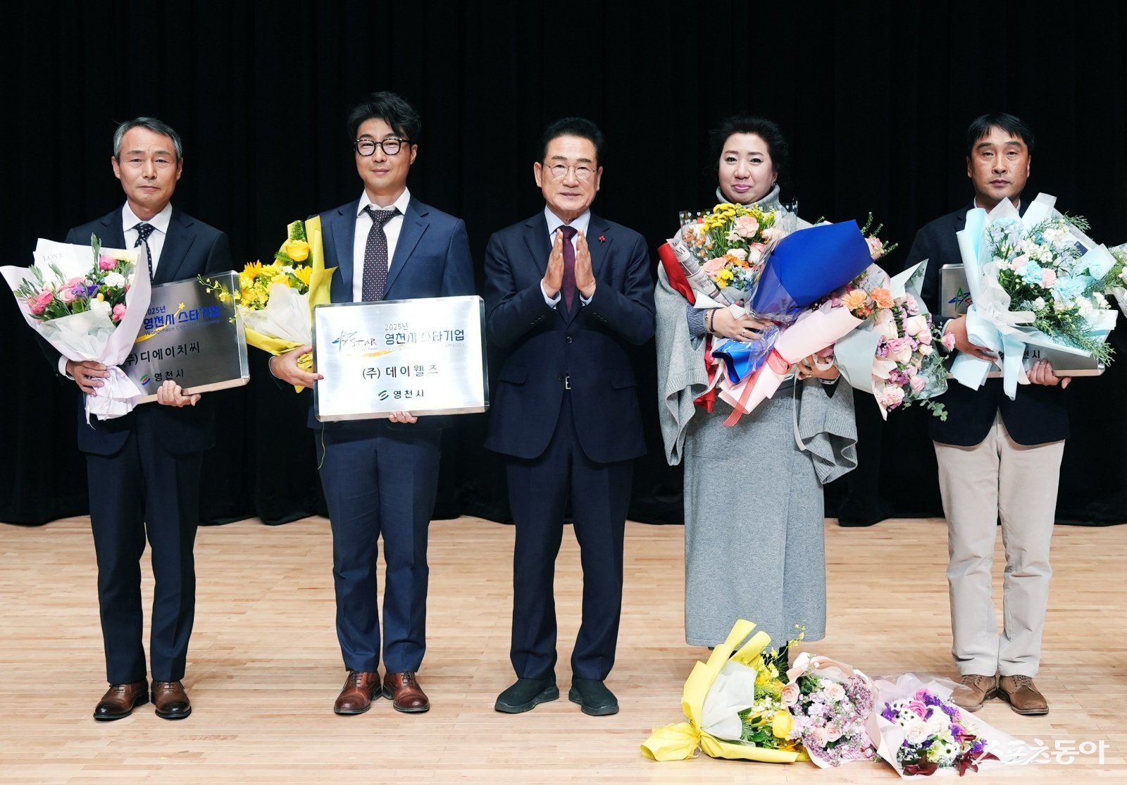 Pre-스타기업, 스타기업에 선정된 기업 대표(왼쪽부터 ㈜디에이치씨, ㈜데이웰즈, 최기문 영천시장, 정우하이텍㈜, ㈜바스플렉스). 사진제공ㅣ영천시