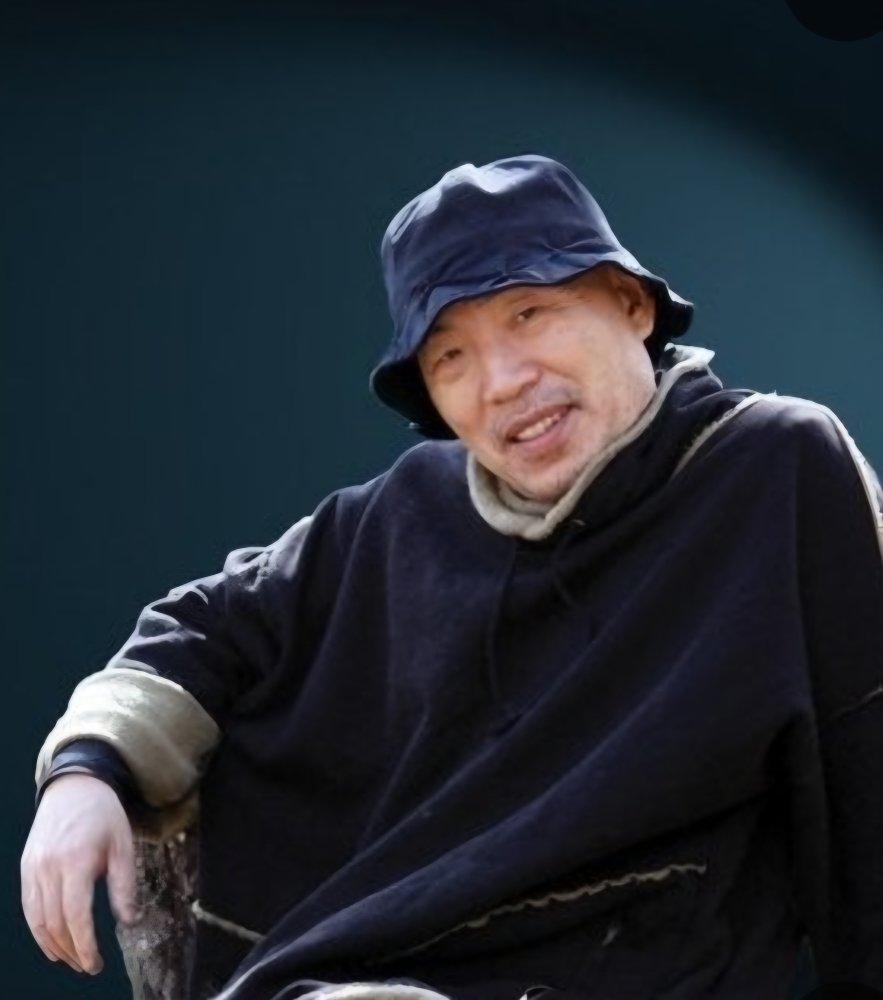 한국 추상미술을 대표하는 작가 이성근. 그는 전통에 묶이지 않고, 현대적 감각을 더해 자신만의 추상적 언어를 완성함으로써 세계적 거장의 반열에 올랐다.                사진제공 ｜ 이성근 미술관