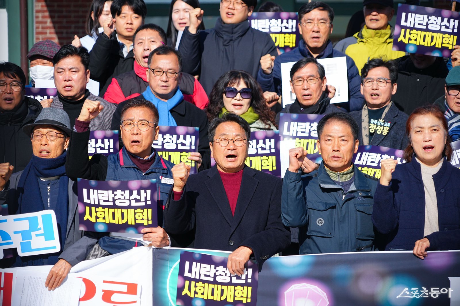 강기정 광주광역시장이 3일 오전 동구 5·18민주광장에서 열린 빛의혁명 1년 광주공동체 기자회견에 참석해 구호를 외치고 있다. 사진제공=광주광역시