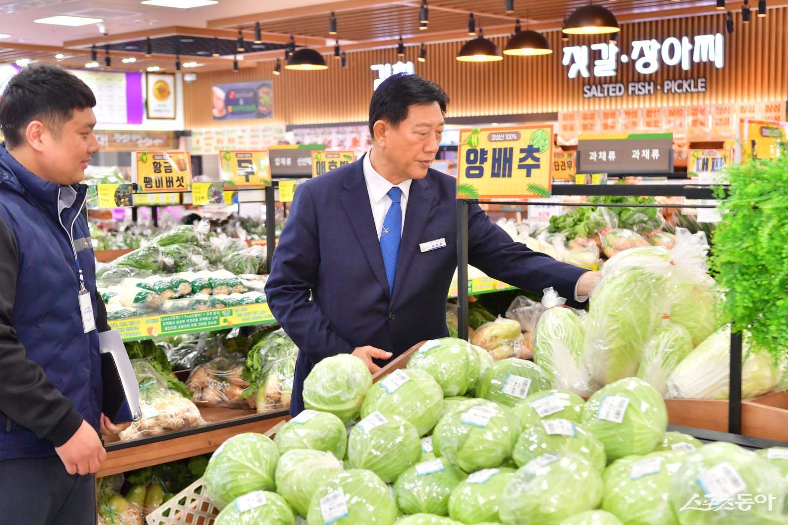 김한종 장성군수가 장성로컬푸드 첨단직매장 농산물을 살펴보고 있다. 사진제공=장성군