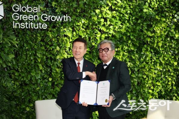 이강덕 시장(왼쪽)이 GGGI NFG 가입증서를 들고 김상협 사무총장과 기념 촬영을 하고 있는 모습. 사진제공ㅣ포항시