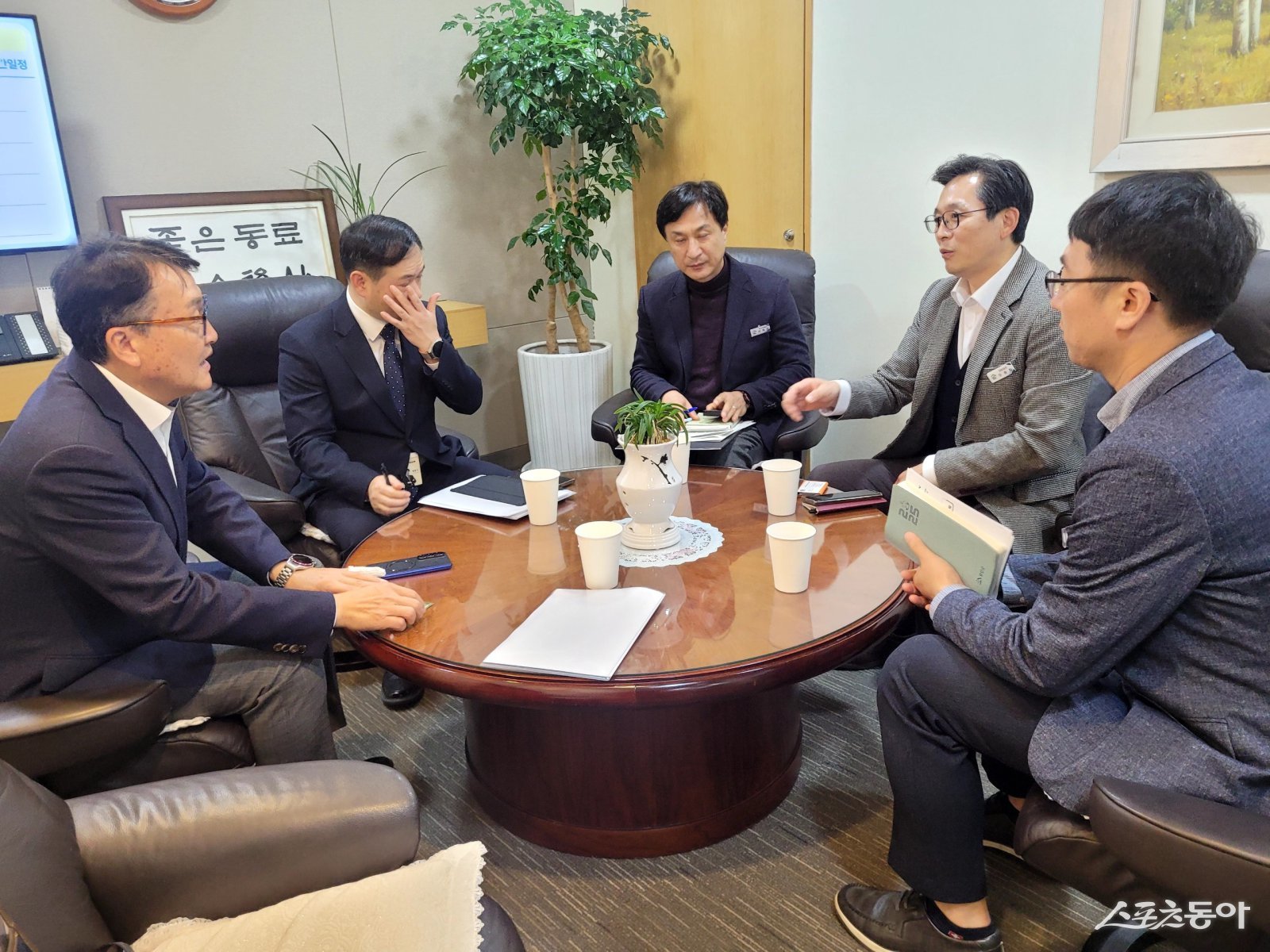 우승희 영암군수가 지난 2일 한국전력공사 본사를 방문해, ‘345kV 신해남~신장성 송전선로 건설사업’의 일방적 추진에 반대 입장을 전달하고 있다. 사진제공=영암군