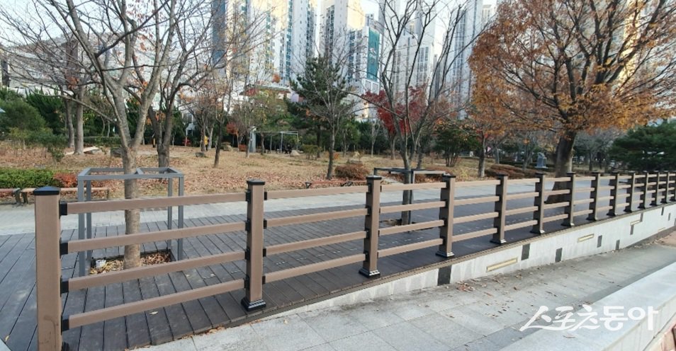 부산진구, 커피박 재활용한 친환경 데크 설치로 순환경제 실천. (사진제공=부산진구)