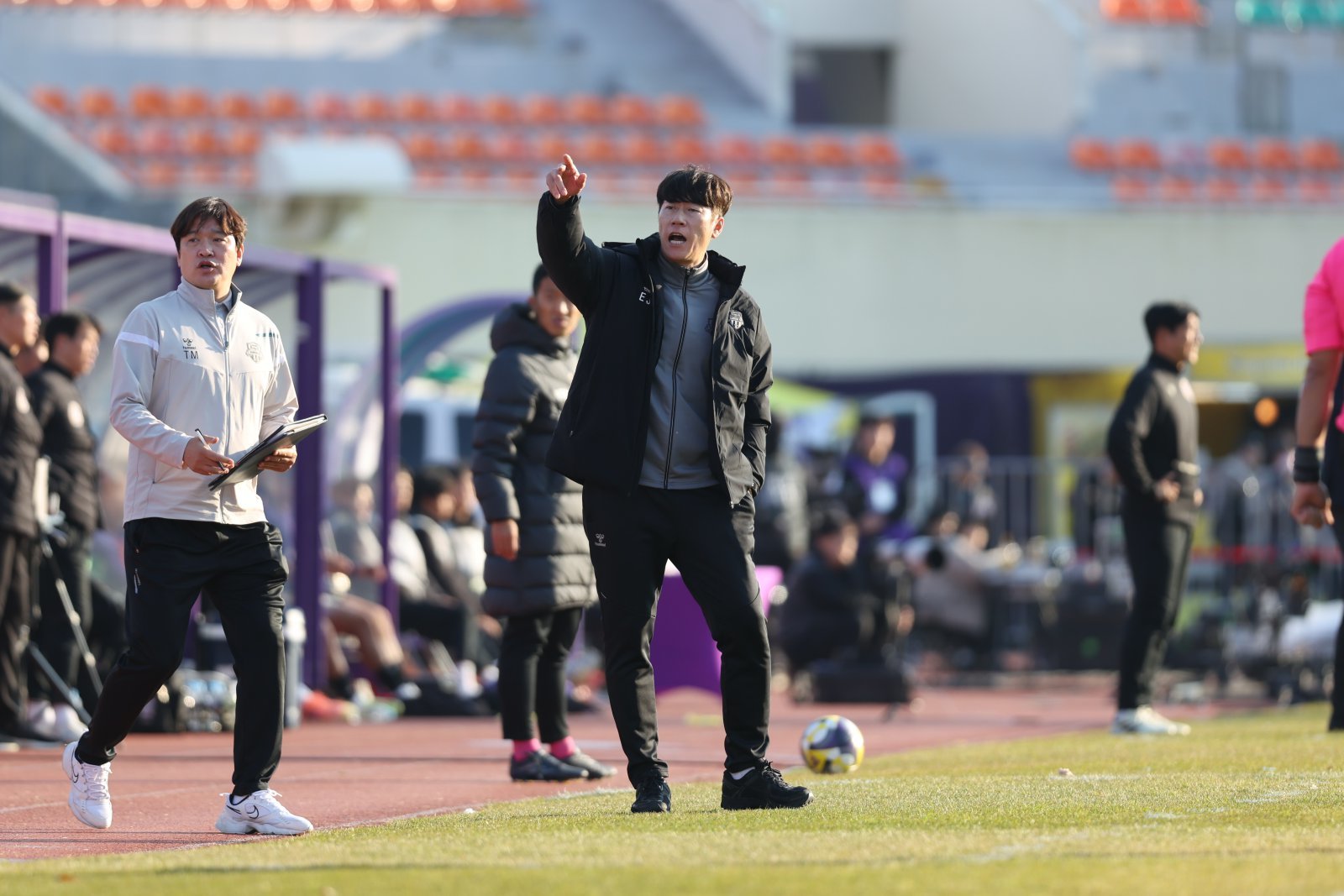 김은중 수원FC 감독(가운데)은 4일 부천과 승강 PO 1차전 원정경기를 앞두고 승강 PO서 2전승을 거둬 잔류하는 것을 목표로 내세웠다. 사진제공│한국프로축구연맹