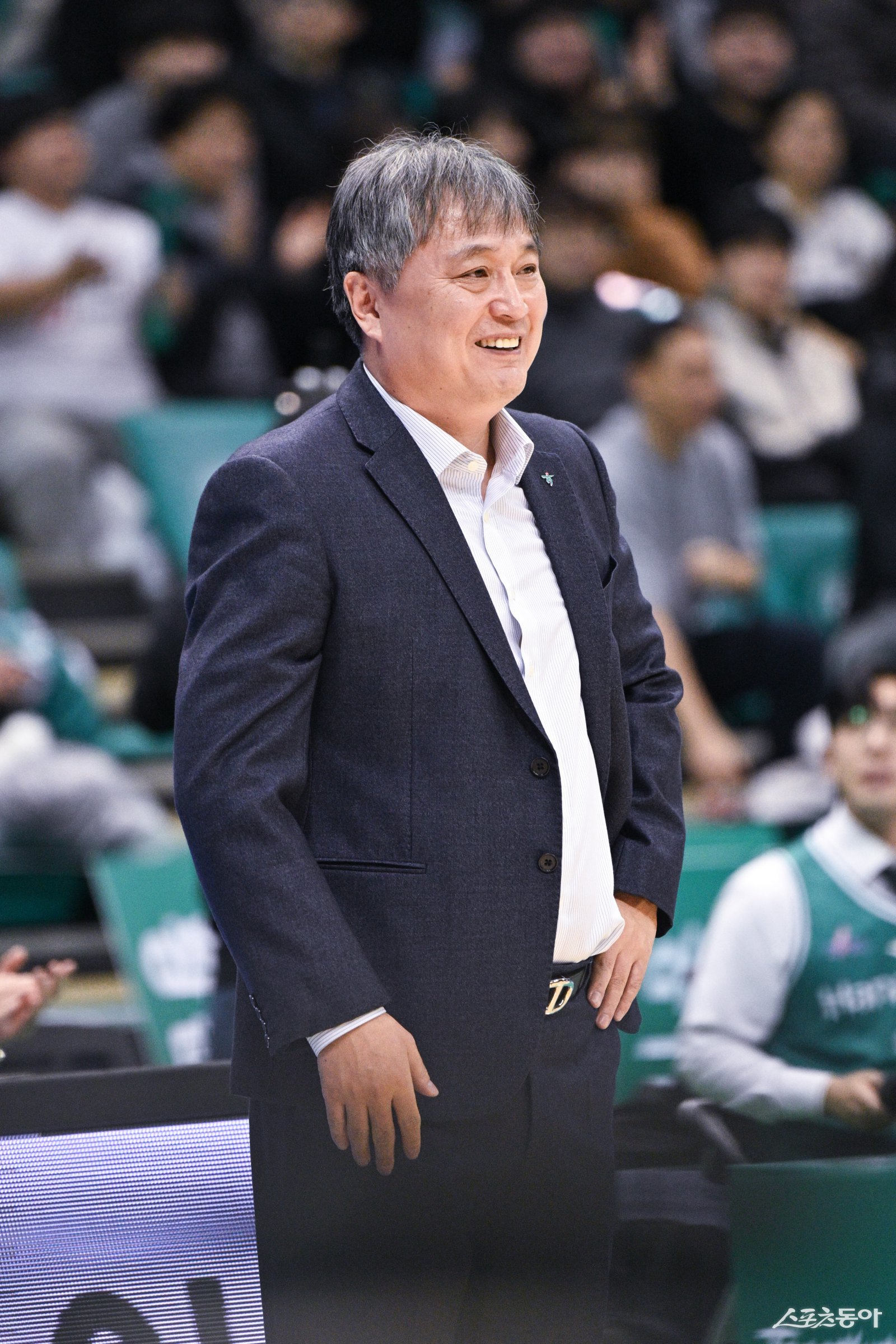 하나은행 이상범 감독이 1일 부천체육관에서 열린 BNK전 도중 선수들을 흐뭇한 표정으로 바라보고 있다. 사진제공|WKBL