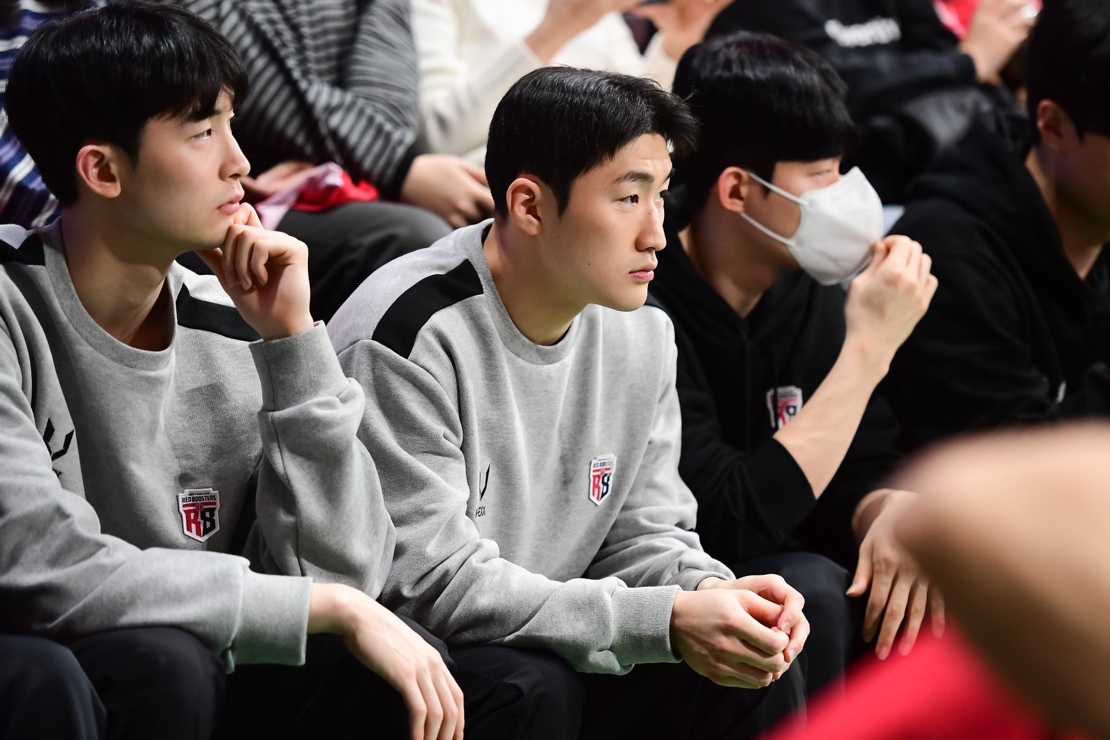 전체 1순위 신인 문유현(왼쪽에서 2번째)은 당분간 1군 경기뿐 아니라 D리그 출전도 어렵다. 햄스트링이 좋지 않은 것으로 알려졌다. 사진제공｜KBL