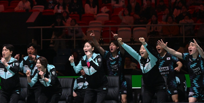 탁구국가대표팀 선수들이 3일 중국 청두의 쓰촨 스타디움에서 열린 프랑스와 ITTF 혼성단체 월드컵 2스테이지 조별리그 첫 경기에서 8-7로 이긴 뒤 기뻐하고 있다. 사진출처│ITTF 인스타그램