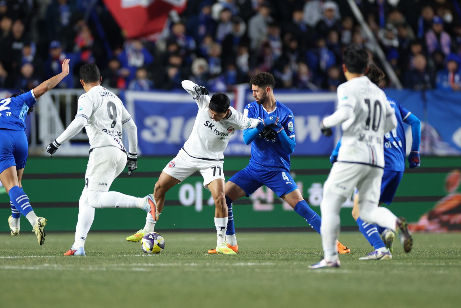 제주 김승섭(77번)과 수원 레오가 3일 수원월드컵경기장서 열린 K리그 승강PO 1차전서 볼다툼을 하고 있다. 사진제공｜한국프로축구연맹