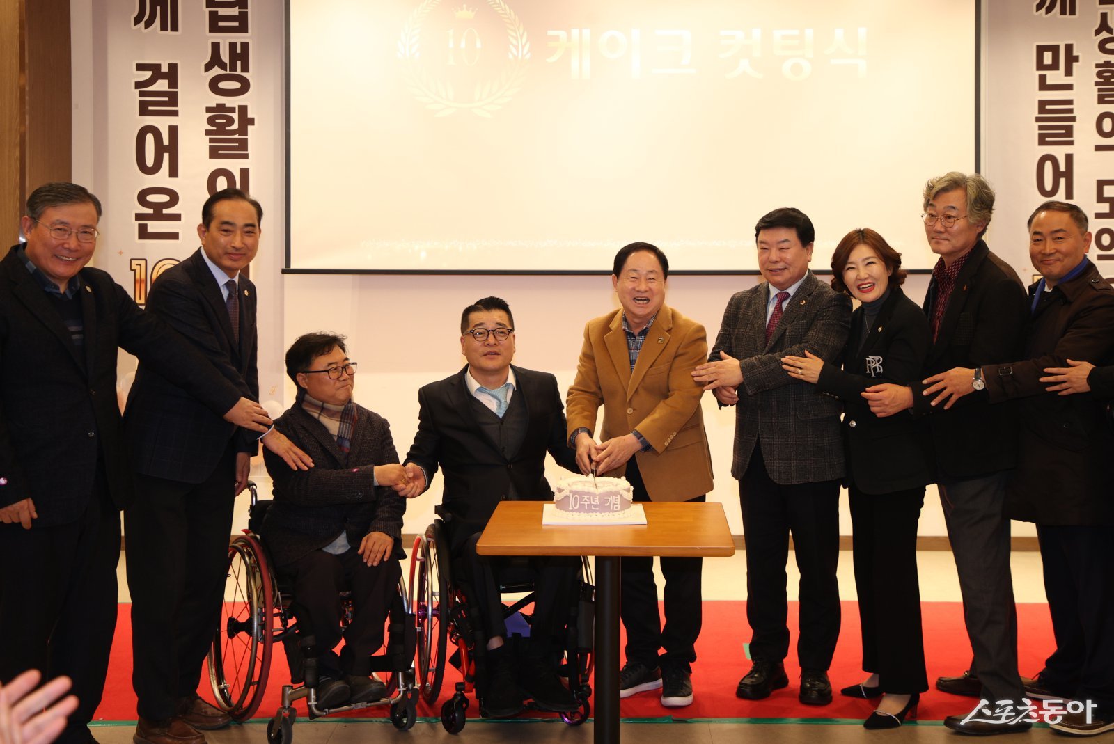 주광덕 시장(가운데)은 3일 다산동 파로스컨벤션에서 개최된 ‘2025년 중증장애인 자립생활대회’에서 기념촬영하고 있다. 사진제공ㅣ남양주시 