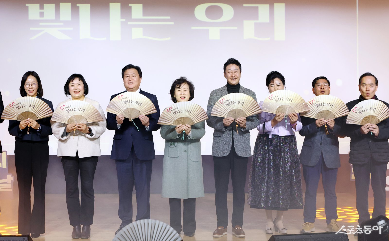 김진경 경기도의회 의장(더불어민주당·시흥3)은 지난 3일 오후 시흥시청 늠내홀에서 열린 ‘2025년 시흥시 자원봉사자의 날 기념, 빛나는 우리!’ 행사에 참석해 자원봉사자들을 격려했다(오른쪽부터 네번째 김진경 의장). 사진제공|김진경 의장