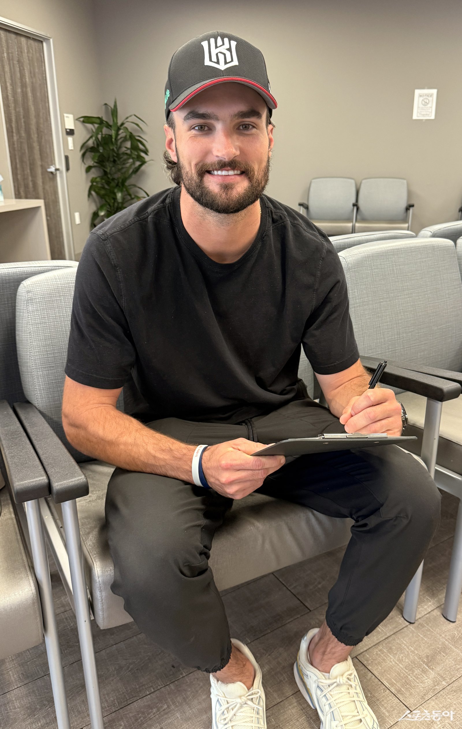 KT가 새 외국인 타자 샘 힐리어드를 영입했다. 힐리어드가 KT와 계약서에 서명하고 있다. 사진제공|KT 위즈