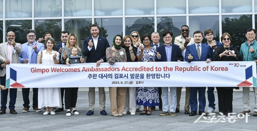 김포시, 올해 6월 10개국 주한대사들과 배우자 등이  김포 애기봉을 찾았다. 사진제공｜김포시청