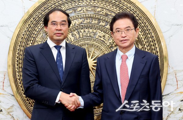 이철우 경상북도지사가 베트남 타이응우옌성 찐 쑤언 쯔엉 당 서기와 환담하고 있다. 사진제공 ㅣ 경북도