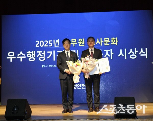 김영진 대구공무원노동조합 위원장이 대통령 표창을 수상하고 있다. 사진제공 ㅣ 대구시