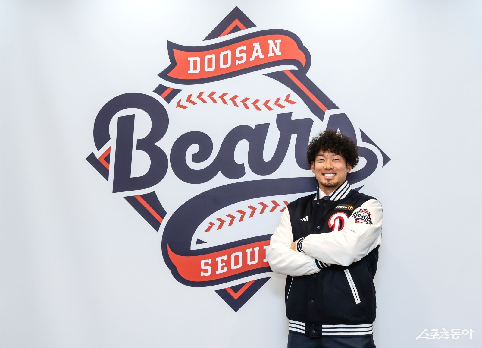 두산이 아시아쿼터 선수로 타무라 이치로를 영입했다. 타무라가 4일 잠실구장에서 두산과 계약을 체결한 뒤 기념사진을 촬영하고 있다. 사진제공｜두산 베어스
