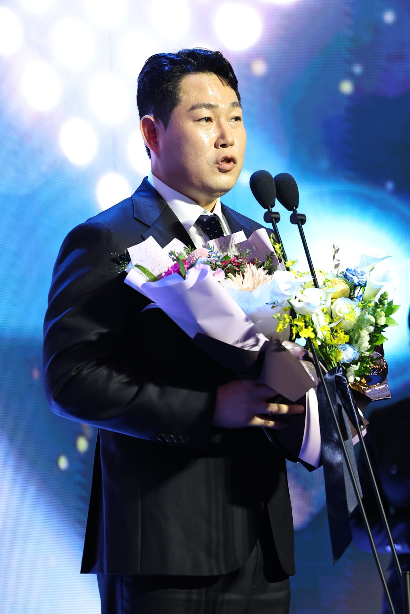 양의지가 지난달 24일 롯데호텔 월드에서 열린 ‘2025 KBO 시상식’에서 KBO 타자부문 타율상을 수상한 뒤 소감을 밝히고 있다. 양의지는 9일에 열리는 골든글러브 시상식에서 10번째 황금 장갑을 노린다. 뉴시스