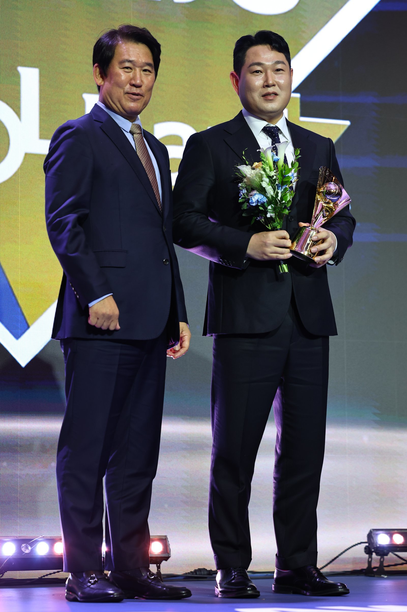 양의지(오른쪽)가 지난달 24일 롯데호텔 월드에서 열린 ‘2025 KBO 시상식’에서 KBO 타자부문 타율상을 수상한 뒤 소감을 밝히고 있다. 양의지는 9일에 열리는 골든글러브 시상식에서 10번째 황금 장갑을 노린다. 뉴시스