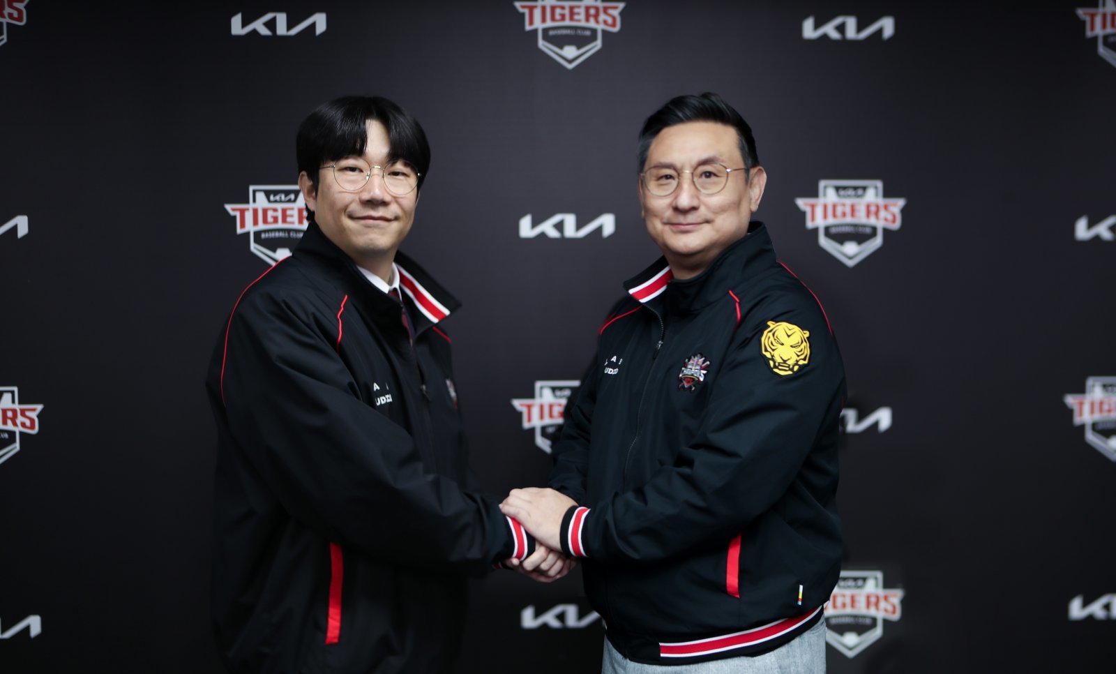 KIA 양현종(왼쪽)이 4일 FA 계약을 체결한 뒤 심재학 단장과 악수를 하고 있다. 사진제공｜KIA 타이거즈