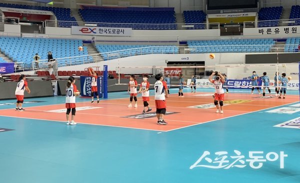 2023년 당시 개최된 김천 KOVO컵 유소년 배구대회에서 선수들이 경합하는 모습. 사진제공ㅣ김천시