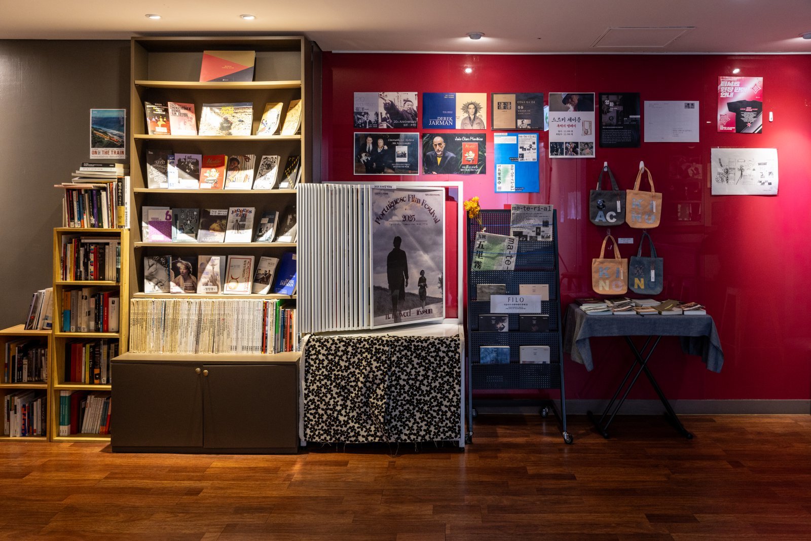 서울관광재단 홍보팀이 영하 10도의 겨울에도 서울여행을 즐길 수 있는 실내여행코스 ‘시네마 서울’을 소개했다. 사진은 서울아트시네마 라운지.