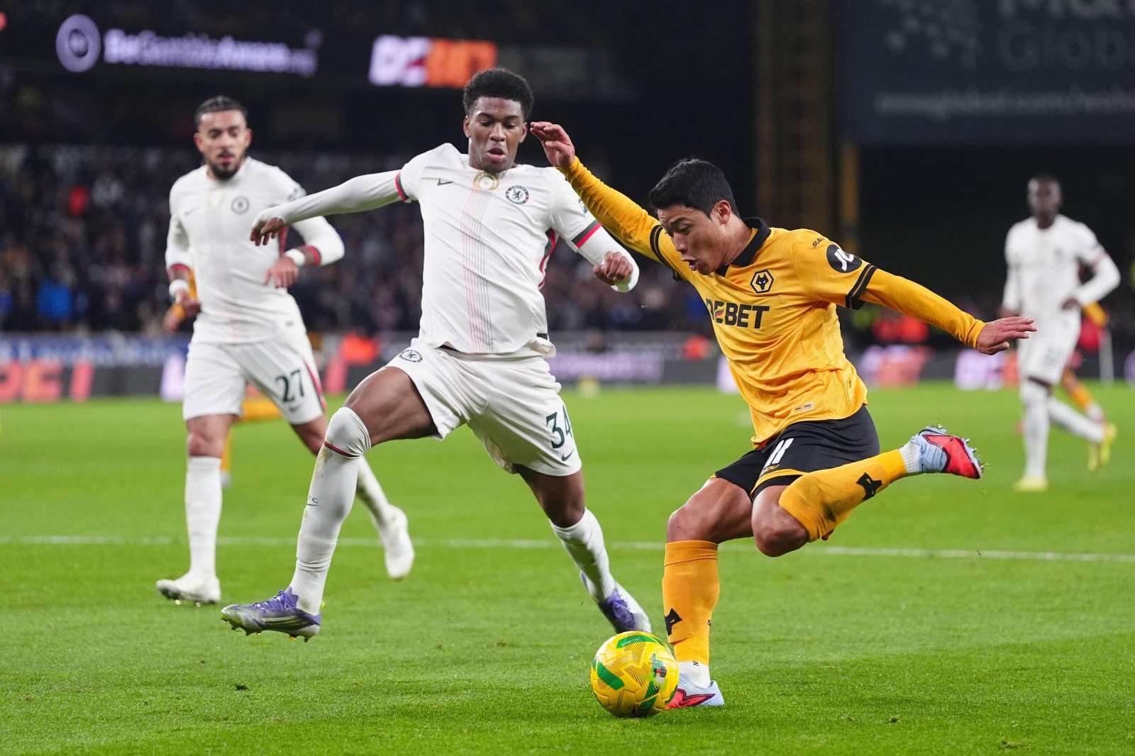 울버햄턴 황희찬(오른쪽)의 입지가 줄어들고 있다. 팀은 리그 20위로 부진하다. 울버햄턴이 빠르게 반등하지 못한다면, 다음 시즌 강등될 가능성이 크다. 울버햄턴(영국)｜AP뉴시스