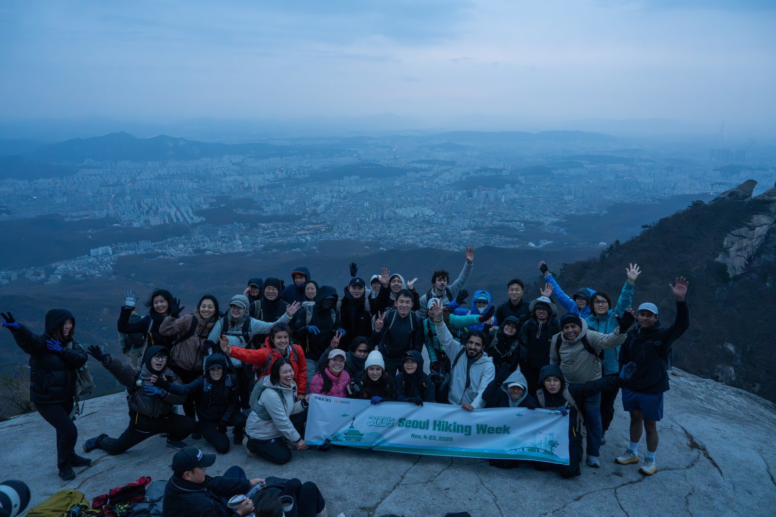 36명의 외국인 참여자들이 북한산 일출산행에 참여했다
