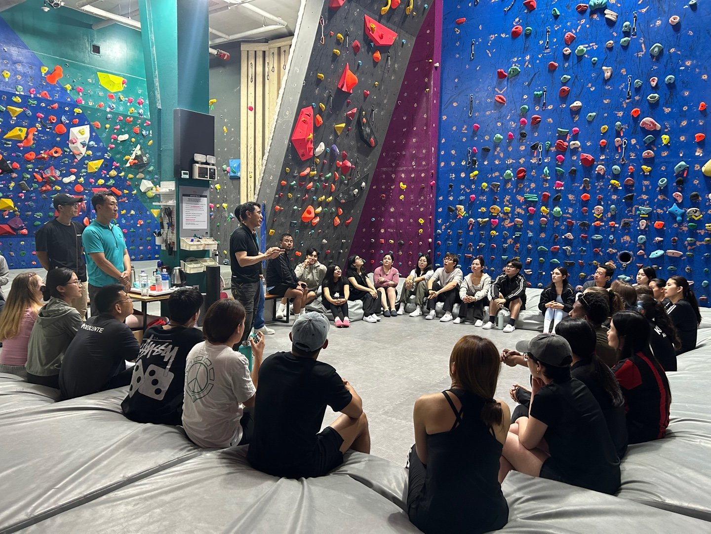 BAC센터의 실내 클라이밍 체험 프로그램에 앞서 안전교육을 받는 외국인들