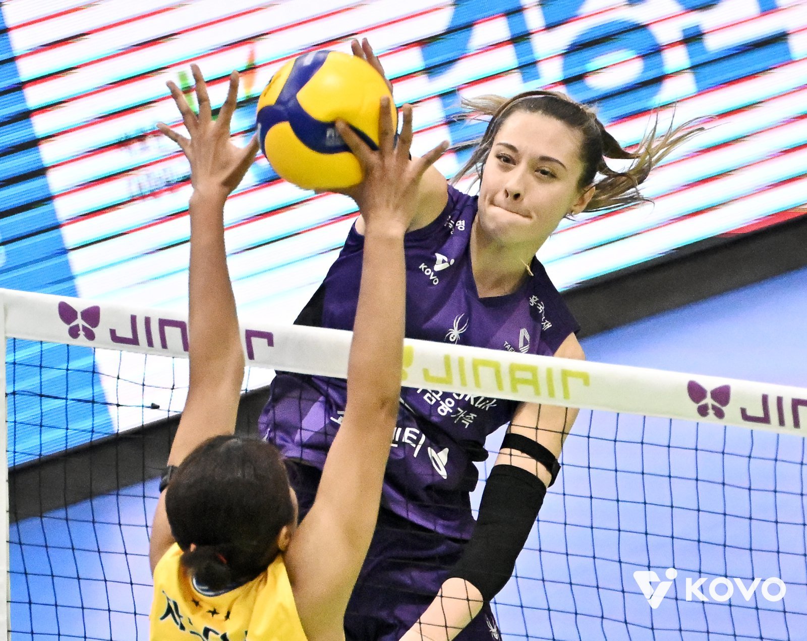 흥국생명 레베카(뒤)는 한국계 미국인으로 귀화를 통해 태극마크를 달고 2028LA올림픽 출전에 도전하는 게 꿈이다. 사진제공│KOVO