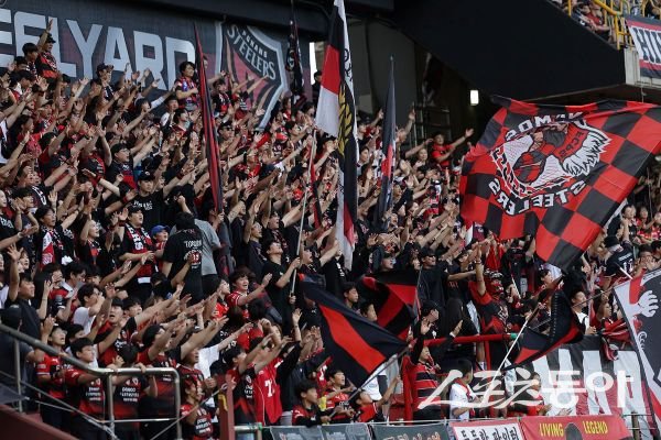 포항스틸러스 팬들이 환호하고 있는 모습. 사진제공ㅣ포항스틸러스