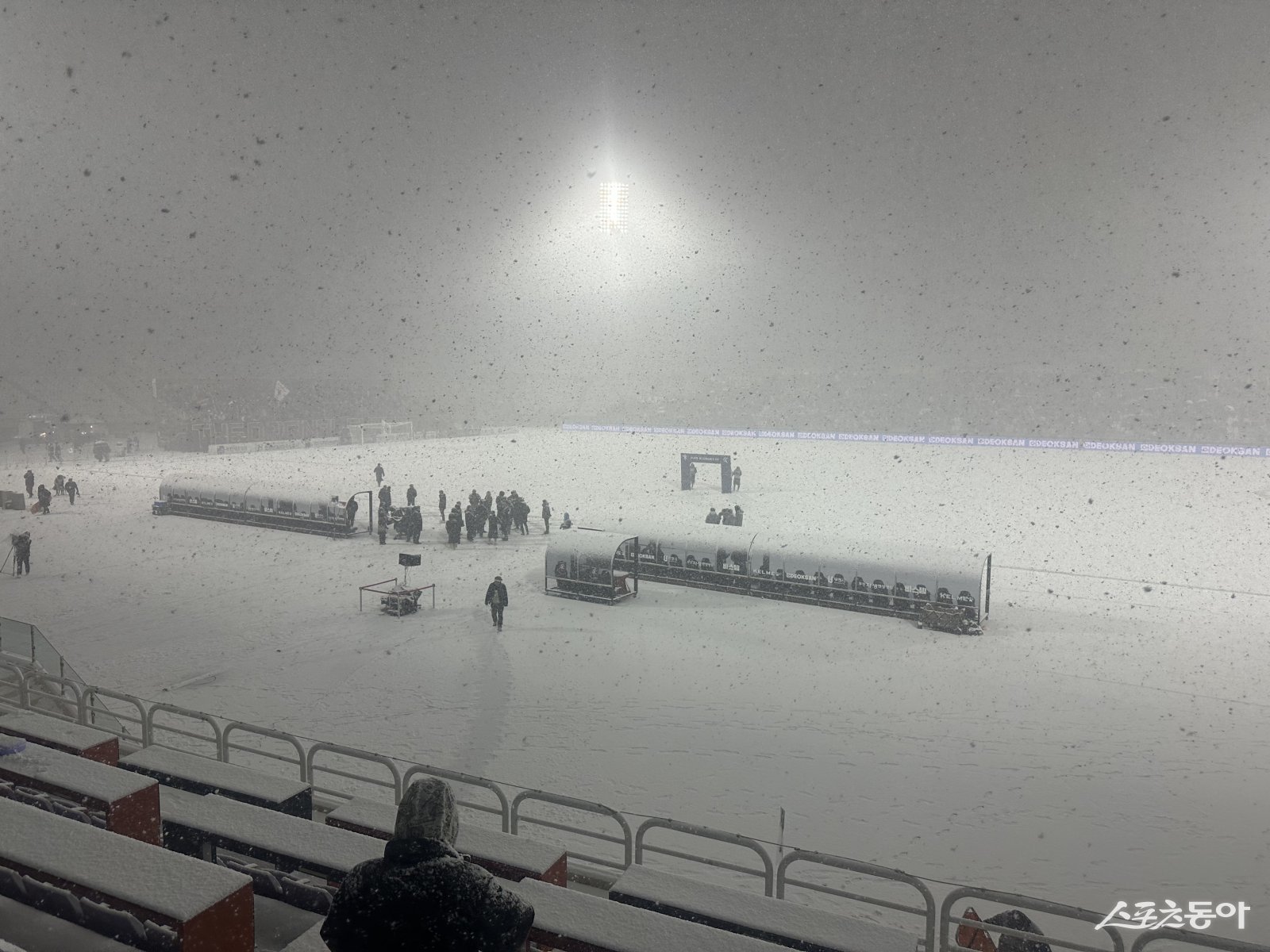 4일 부천종합운동장에서 열릴 예정이었던 ‘하나은행 K리그 승강 PO 2025’ 1차전 부천FC-수원FC전은 경기 시작 직전부터 쏟아진 폭설로 결국 취소됐다. 부천｜백현기 기자 hkbaek@donga.com