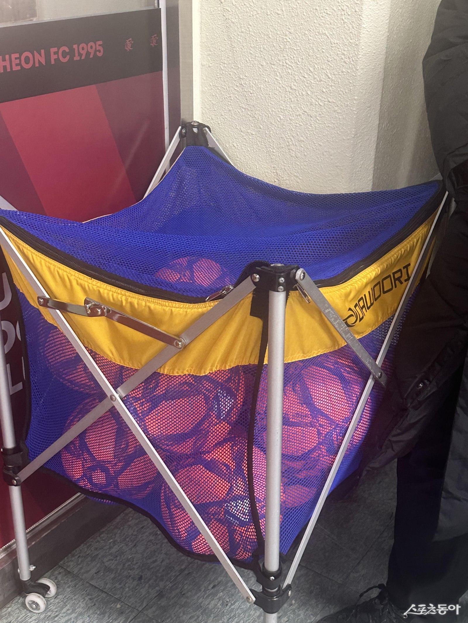 4일 부천종합운동장에서 열릴 예정이었던 ‘하나은행 K리그 승강 PO 2025’ 1차전 부천FC-수원FC전은 경기 시작 직전부터 쏟아진 폭설로 결국 취소됐다. 경기 전 공인구도 눈에 잘 띄는 주황색으로 바뀌었지만, 계속된 폭설로 경기가 취소됐다. 부천｜백현기 기자 hkbaek@donga.com