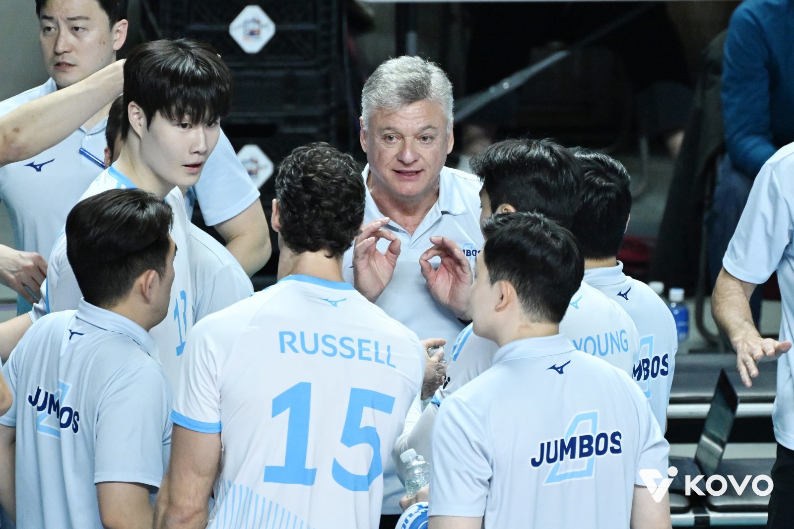 헤난 대한항공 감독(가운데)은 4일 4일 장충체육관에서 열린 우리카드와 V리그 2라운드 원정경기에서 3-1로 이긴 뒤 26점 맹활약을 펼친 카일 러셀만큼이나 백업요원들의 활약도 뛰어났다고 칭찬을 아끼지 않았다. 사진제공│KOVO