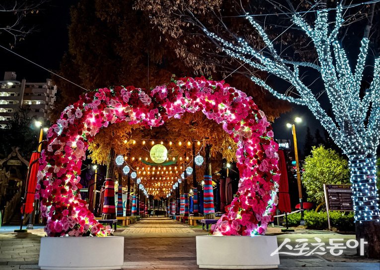 부산 기장군이 정관 윗골공원에 빛 거리를 확대 조성했다. (사진제공=기장군)