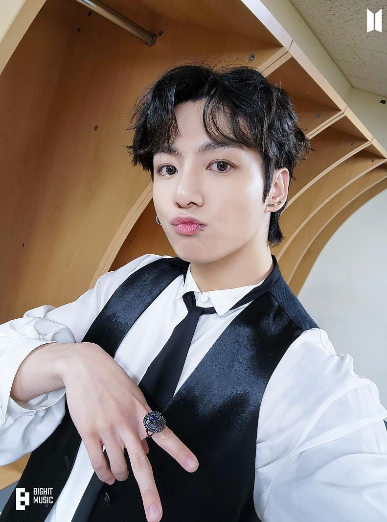 방탄소년단 정국이 쓰면 품절, 보여주면 매진