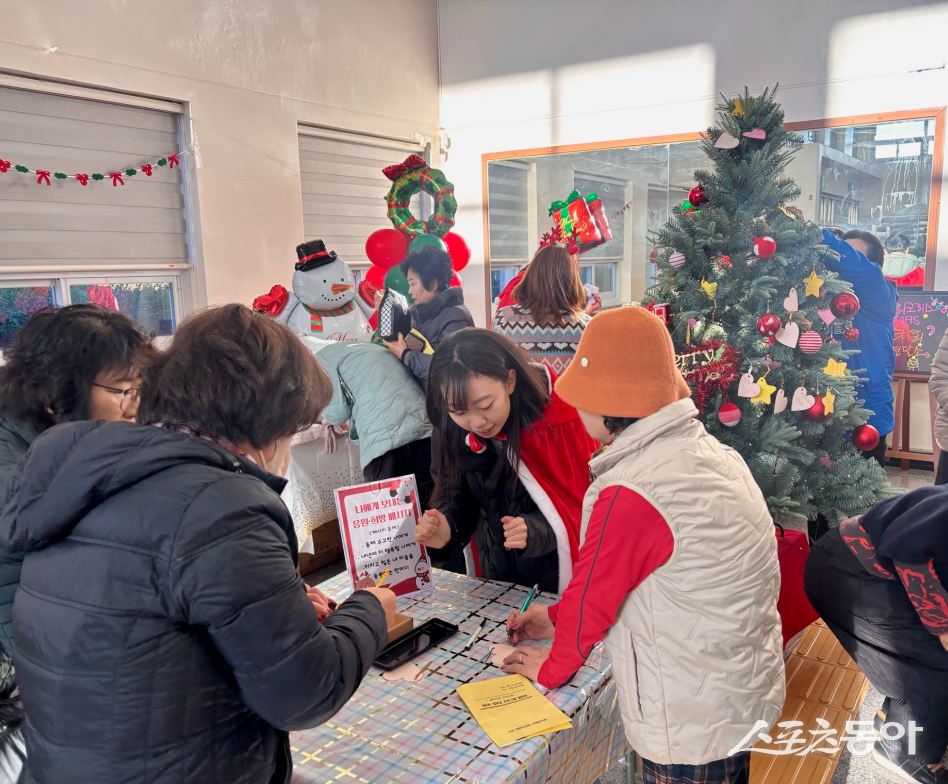 구례군 보건의료원 정신건강복지센터가 지난 3일, 지역 주민들과 함께 따뜻한 연말을 나누는 힐링 프로그램 ‘산타의 마음 전달소’를 운영하고 있다. 사진제공=구례군